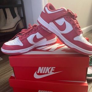 WOMENS DUNK LOW ARCHEO SZ. 8.5 like new